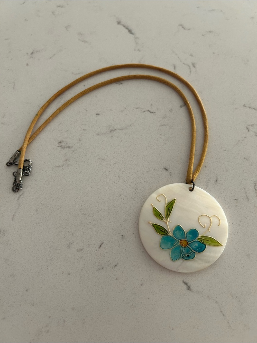 Mother of Pearl Flower Pendant Necklace
